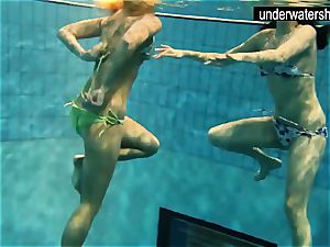 2 mind-blowing amateurs showing their bodies off under water